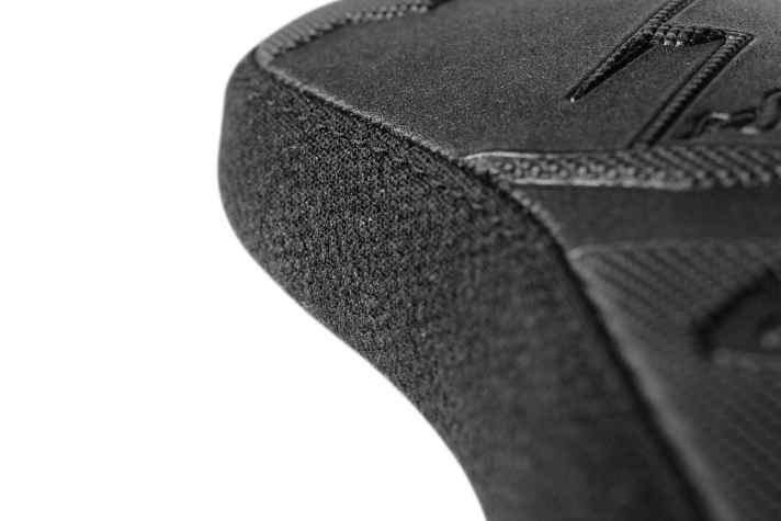   Gut geschützt: SQlab verstärkt die Seiten mit Kevlar. Das soll den Sattel bei Stürzen oder beim Anlehnen vor Beschädigungen schützen. Die Idee dahinter: An schweren E-Bikes sind die Belastungen höher.