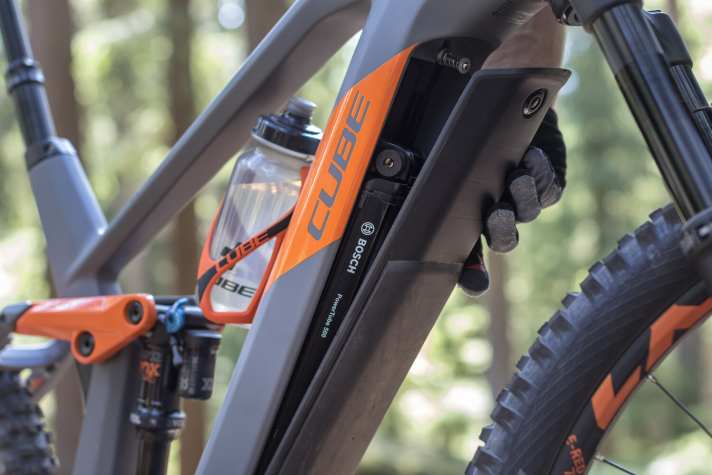   Neu bei allen Cube Stereos für 2020: Der Powertube-Akku sitzt unter einer großzügig gummierten Abdeckung, die sich mittels Druckknopf sehr leicht und einfach öffnen lässt. Alle Bikes bieten Platz für den 625er-Akku, die Aufnahme lässt sich aber auch auf 500er-Powertubes umbauen – unterwegs geht das allerdings nicht.
