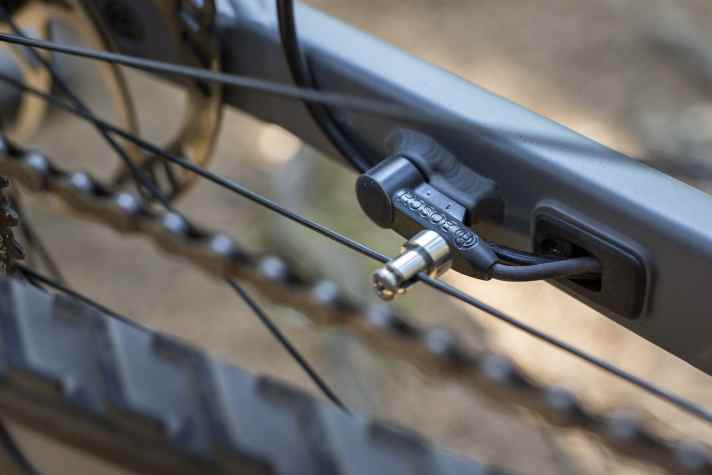   Der Speedsensor sitzt an der Kettenstrebe, der Magnet an der Speiche - inzwischen gibt es optisch schönere und weniger defektanfällige Lösungen.