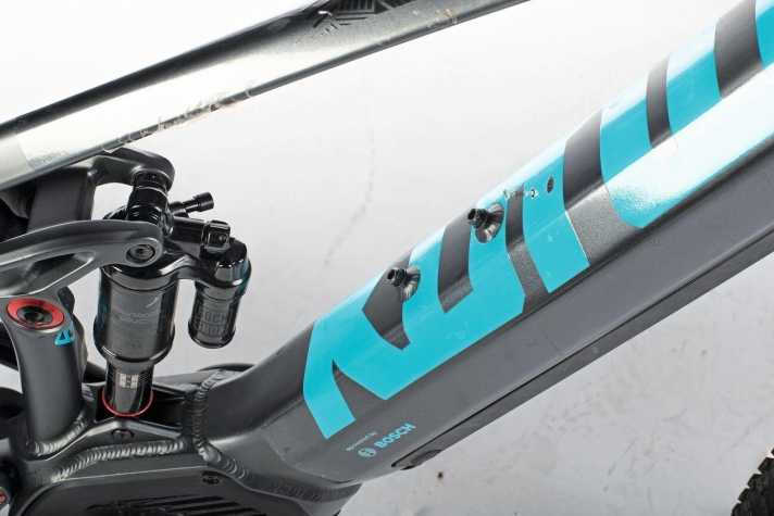   Kona Remote Control: Dank Powertube-Akku ist im Rahmen-dreieck Platz für einen Flaschenhalter, top für Touren-Fahrer. Die aufgeschweißten Gewinde wirken allerdings etwas lieblos.