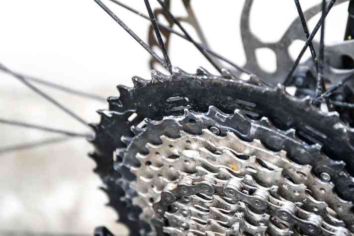   Canyon Spectral:On 7.0: Das zweitgrößte Ritzel (Aluminium!) der SLX-Kassette wurde bei einem Gangwechsel über mehrere Ritzel massiv verbogen. Nutzerfehler oder zu hohe Kräfte? Fakt ist: Ohne Motor-Power haben wir dieses Schadensbild noch nie gesehen. 