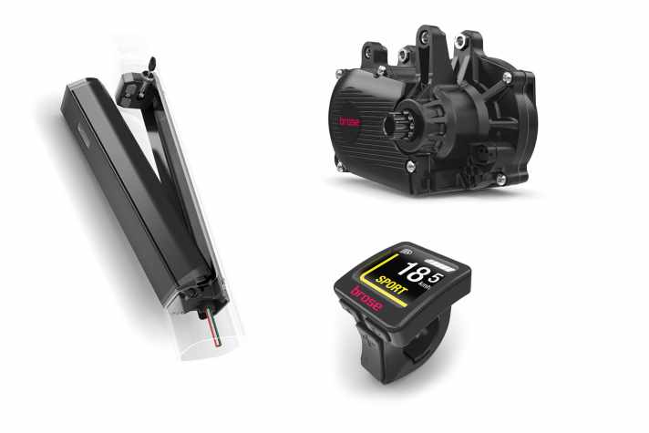   Brose Drive SMag Komplettsystem   Mit dem Arrangement aus Antrieb, Batterie und Display bietet Brose erstmals ein Komplettsystem an. Der neue SMag-Motor hat dabei an Kraft zugelegt und kommt in einem leichten Magnesiumgehäuse. Die Batterie ist für die Integration im Unterrohr gebaut und besitzt 630 Wattstunden. Für den Test stellte uns Brose ein Sample-Bike mit dem Komplettsystem zur Verfügung, im Laden werden Bikes mit dem neuen Akku vermutlich erst im Herbst 2020 stehen.