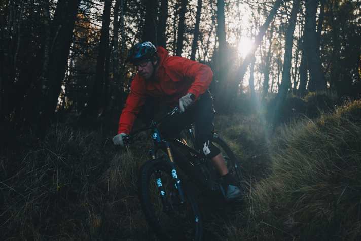   Ausgewogene Gewichtsverteilung, viel Bewegungsspielraum: Das Handling des Mondraker Crafty Carbon ist angenehm unaufgeregt.
