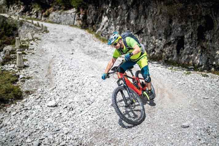   Auf Schotterkurven bergab gilt: Das E-MTB in die Kurve drücken.