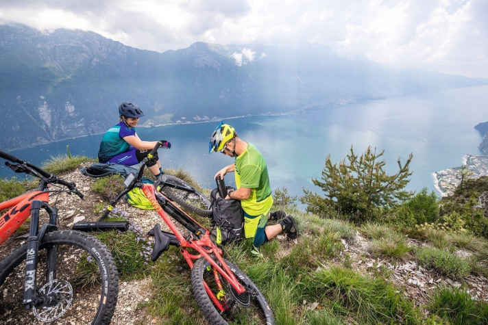 Langen E-MTB-Touren in den Alpen werden erst durch einen Reserve-Akku möglich. Doch hier gilt es bei Transport und Handling ein paar Punkte zu beachten.
