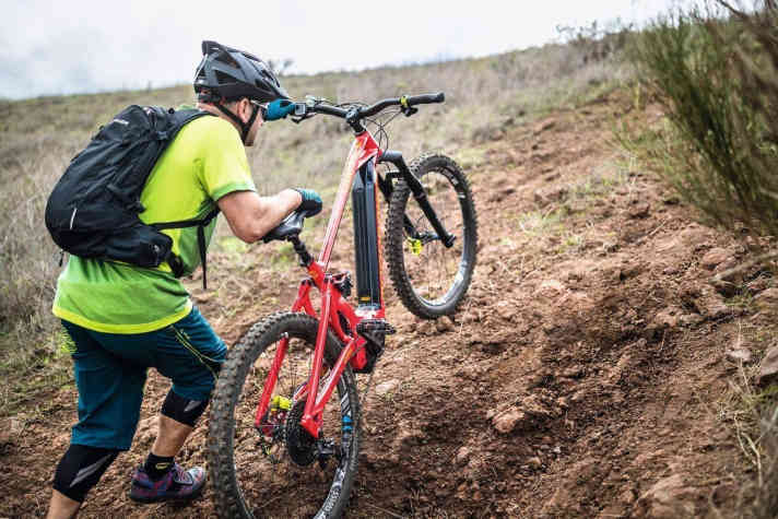  Beim Schieben des E-MTBs mit Schiebehilfe darauf achten, Gewicht aufs Hinterrad zu bekommen.