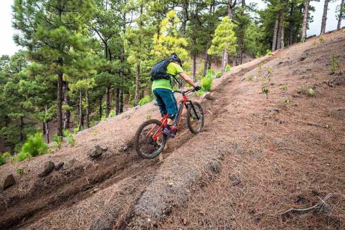 Hindernis überwinden mit dem E-Mountainbike