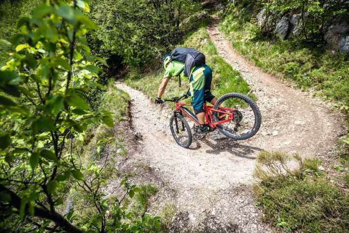   Enge Kehren: Auch beim E-MTB kann man das Hinterrad versetzen.