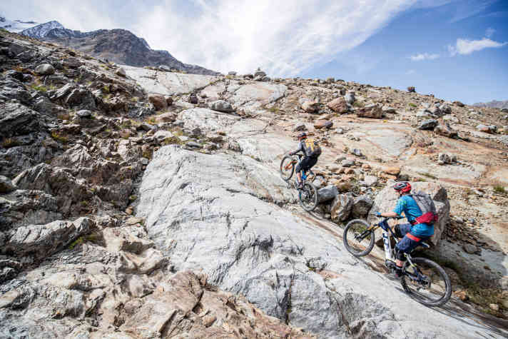    Krönung der Evolution Wenn Produkt-Manager bei Ausstattung, Fahrwerk und Antrieb derart aus dem Vollen schöpfen, bekommen Biker glänzende Augen. 9 Highend-Trailfullys im Vergleichstest – welches bekommt die Krone aufgesetzt?