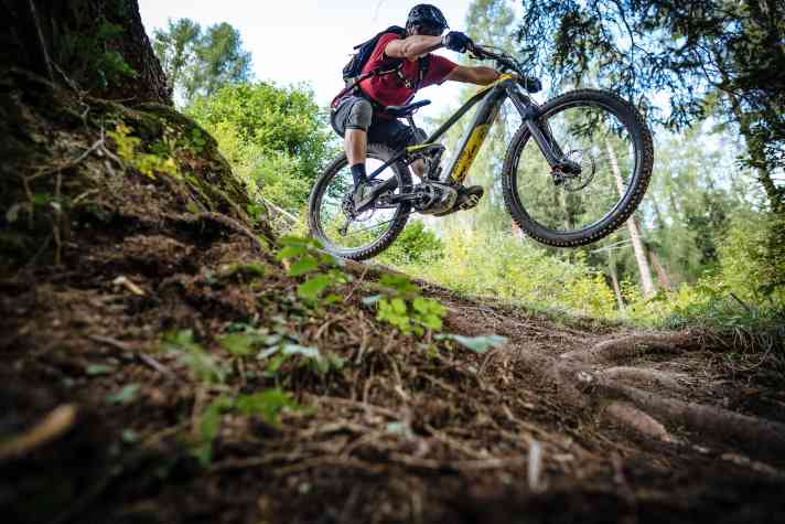   Das vollgefederte Swype freqz E-MTB ist für Touren, Trails und Berge gebaut. Ab ins Gelände!