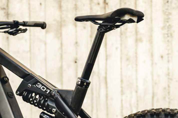   Liteville 301 CE - Voll integriert mit riesen Verstellbereich: Die Eightpins-Vario-Stütze verfügt über einen Verstellbereich von über 200 Millimetern und ist konstruktiver Bestandteil des Bikes. Durch den großen Versatz kommt das Sitzrohr weiter nach vorne und schafft Bauraum für den Hinterbau.