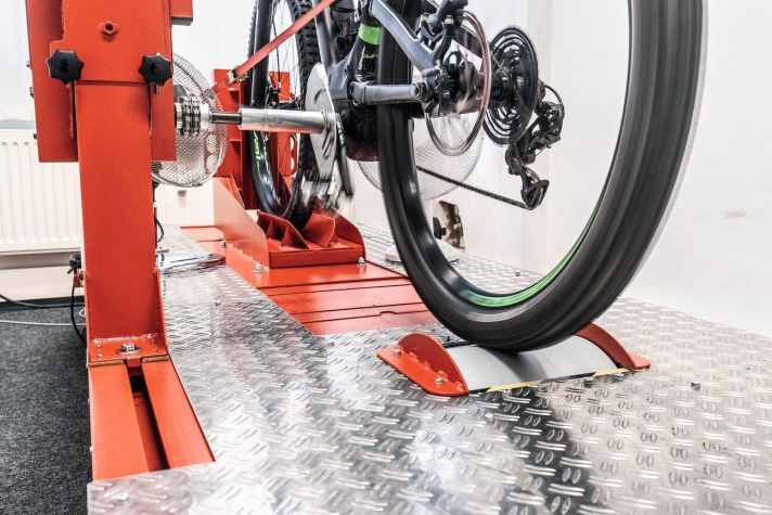   So <a href="https://www.bike-magazin.de/magazin/so-testet-das-emtb-magazin-das-neue-emtb-testsystem-im-detail/" target="_blank" rel="noopener noreferrer">testet das EMTB Magazin</a> : Der tonnenschwere Traktal -Prüfstand ist das Herzstück des EMTB-Prüflabors. Dank komplexer Messsensorik können wir mit ihm die maximale Power, das Drehmoment und die Leistungsentfaltung messen und beurteilen. 