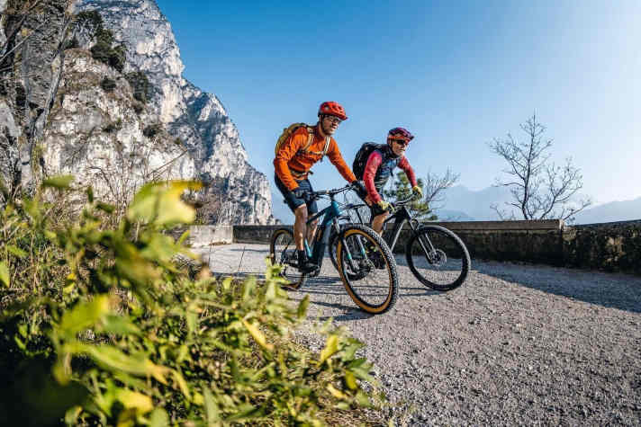 Das EMTB Einsteiger Special – 50 Seiten Tests und Kaufberatung aus der EMTB-Ausgabe 2/2020. Mit zwölf E-Hardtails zwischen 1999 und 2999 Euro im Test. Für 3,99 Euro als PDF zum Download und in der EMTB-App für  <a href="https://apps.apple.com/de/app/emtb-das-magazin-f%C3%BCr-e-mountainbiker/id1079396102" target="_blank" rel="noopener noreferrer nofollow">iOS</a>  und  <a href="https://play.google.com/store/apps/details?id=de.delius_klasing.emtb" target="_blank" rel="noopener noreferrer nofollow">Android</a> .