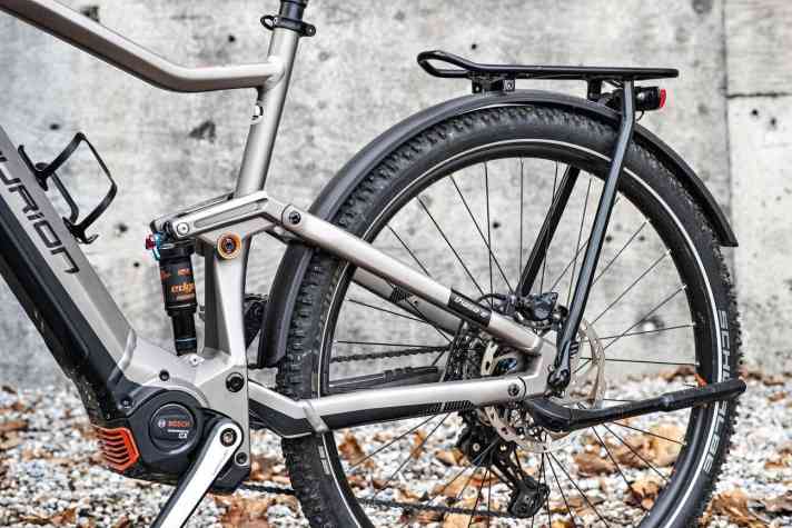   Custom-Zubehör: Hersteller wie Centurion statten auch ihre Fullys mit Rahmengewinden aus. Sie bieten speziell abgestimmte Sonderlösungen, womit sich ihre E-MTBs nachrüsten lassen. Doch auch nur diese speziellen Teile passen an das jeweilige Bike.
