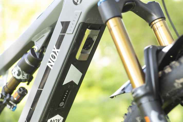   Der BMZ-Akku des Nox Hybrid Sachs liefert 651 Wattstunden und ist nach unten aus dem Unterrohr entnehmbar.