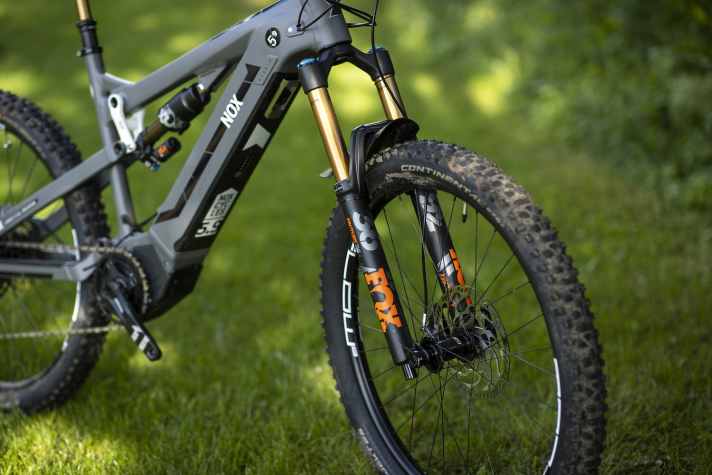   Das Pro-Modell glänzt mit hochwertigem Fox-Fahrwerk. Kostenpunkt fürs Komplettbike: 6999 Euro.