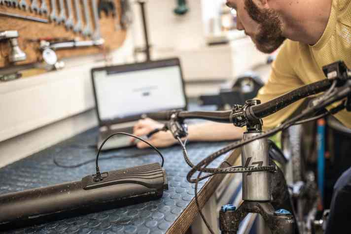  Per Laptop wird die neue Firmware aufgespielt und konfiguriert. Nur wenige Minuten sind dafür nötig.