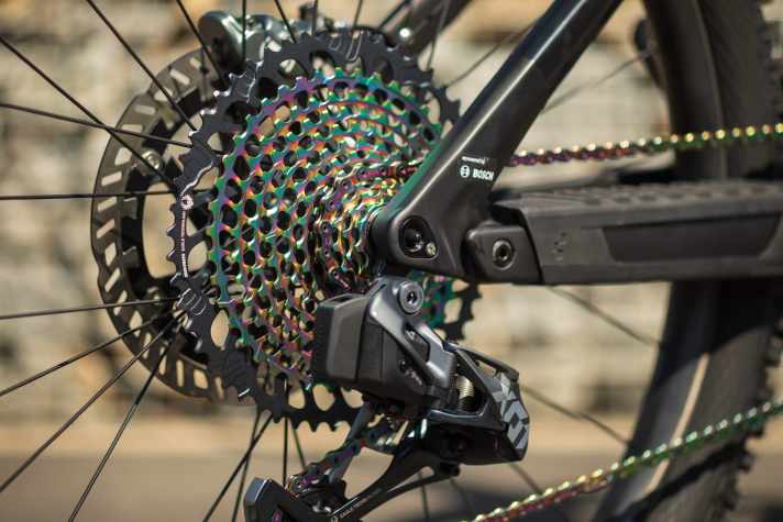   Die Gangwechsel auf der XX1-Eagle-Kassette im Regenbogen-Design über die elektronische Sram X01 AXS.