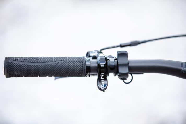   Der Shifter des Shimano EP8 fällt etwas größer als der E7000 aus, bleibt aber vergleichsweise dezent.