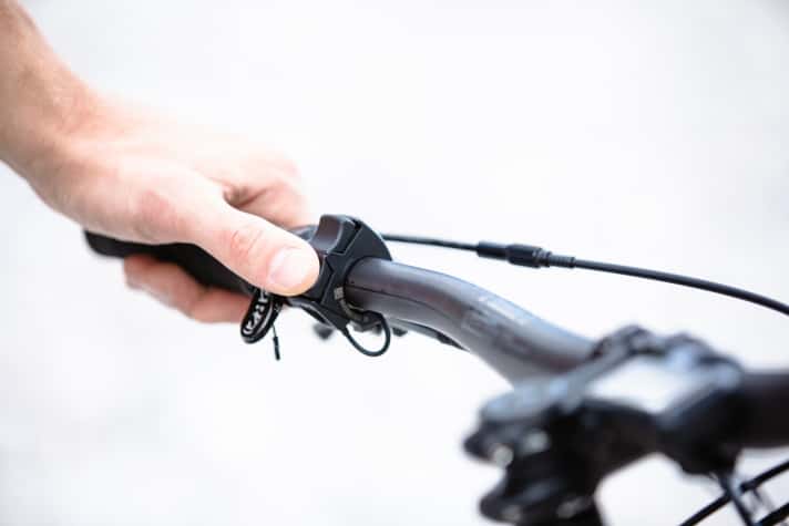   Die Mulden in den etwas größeren Tasten sollen dem Fahrer mehr Feedback und Kontrolle geben, der Shifter so noch intuitiver bedient werden können. 