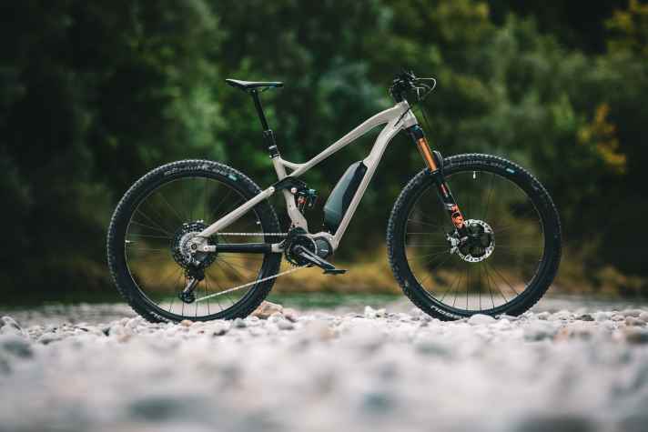   Keine Sorge, dieser Dino ist nicht das Highlight der 2021er-E-MTB-Generation. Das neutrale Sample-Bike von Shimano diente uns primär als Fotomuster. <a href="https://www.bike-magazin.de/mountainbike/alle-bikes-mit-dem-neuen-shimano-motor-ep8/"  rel="noopener noreferrer">Hier gibt´s alle spannnenden Serienbikes mit EP8-Antrieb.</a>
