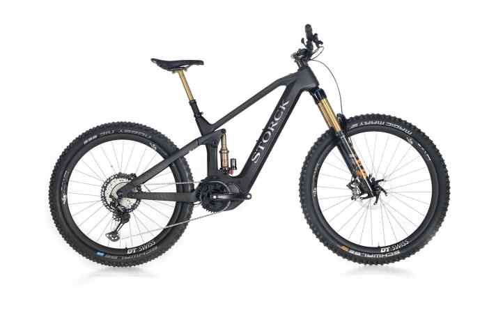   Das Storck e:drenalin.2 Touren-Bike kann als reine 29"-Variante oder Hybrid-Variante (29" vorne/27,5" hinten) gefahren werden. Der Carbon-Rahmen basiert auf einer Plattform, aus der sich auch das neue e:drenic.2 bedient. Ab 6999 Euro mit Shimano EP8-Motor und 630 Wh-Akku.