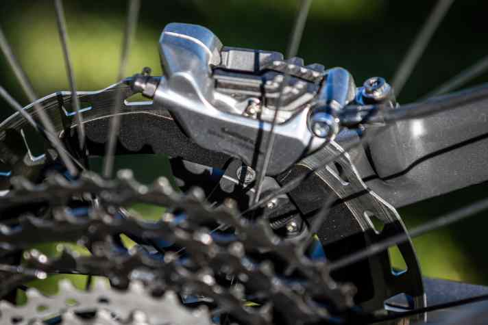   Geschütz vor Umwelteinflüssen: Speedsensor und Magnet sind sauber in das Ausfallende und die Bremsscheibe integriert.
