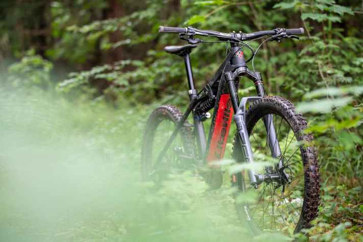   An unserem Testbike, einem Liteville 301 CE, wirkt die neue Rockshox ZEB keinesfalls fett – sondern genau richtig. Die Optik stimmt!