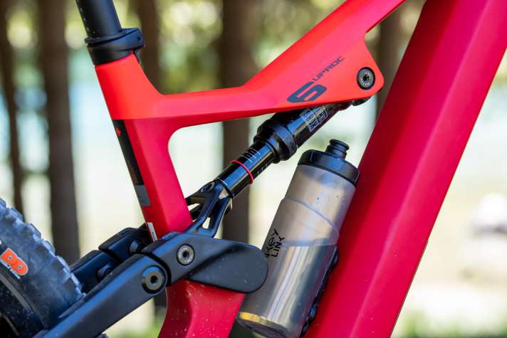   Super: Der mächtige Hinterbau setzt durchgängig auf große Enduro-Lager für bessere Haltbarkeit. Mittels Fidlock-System lässt sich im L-Rahmen auch eine große Trinkflasche (750 ml) montieren.