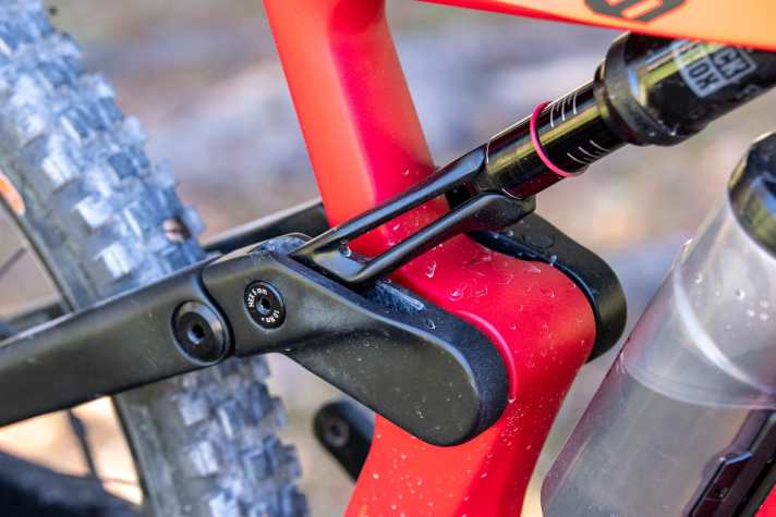   Die Hinterbauverlängerung ist der einzige Teil des Rahmens, der nicht aus Carbon besteht. Trotz des sichtbaren Knicks im Sitzrohr ist das Bike mit 170 Millimeter langen Teleskop-Sattelstützen kompatibel (L/XL), in den M-Rahmen passen immerhin 150 Millimeter Hub.