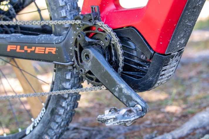   Der Bosch CX Gen4 verrichtet seine Arbeit im Flyer Uproc6 unauffällig und zuverlässig. Der seit dem <a href="e_mtb/e_mtb_news_neuheiten/bosch-performance-cx-gen4--software-update/a44364.html"  rel="noopener noreferrer">Software-Update</a>  verlängerte Nachlauf hebt das Bike bergauf auch über fiese Stufen.