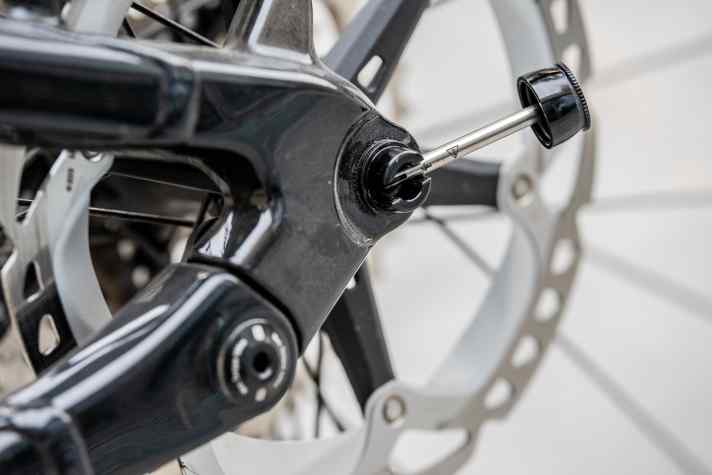   Liebe zum Detail: Der Hebel für die Bedienung der Hinterachse verschwindet während der Fahrt im Inneren und lässt sich bei Bedarf herausdrehen. Ein schickes Update der 2021er-Modelle.