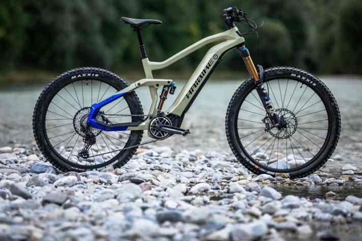   6199 Euro kostet das Haibike All Mtn 7 mit Vollcarbon-Rahmen, Fox Factory-Fahrwerk und Shimano XT-Brems- und Schaltanlage. Der Preis ist in Anbetracht der Ausstattung fair!
