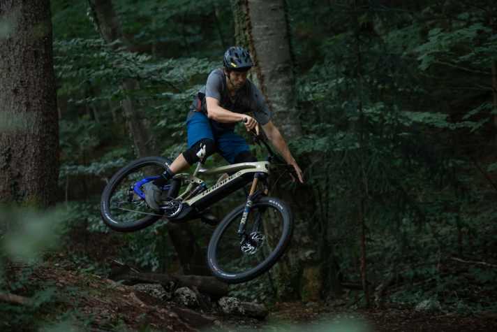   Der poppig abgestimmte Hinterbau verleiht dem Bike ein lebendiges Fahrgefühl. Sprünge mag das neue Haibike All Mtn 7.