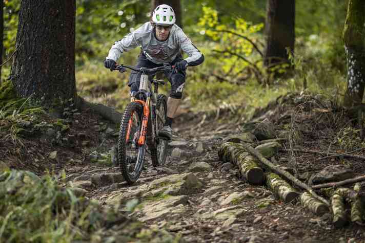   Je mehr Hindernisse der Trail bereit hält, desto wohler fühlt sich das neue Focus Sam². Auf ruppigen Felspassagen generiert der Hinterbau viel Traktion.