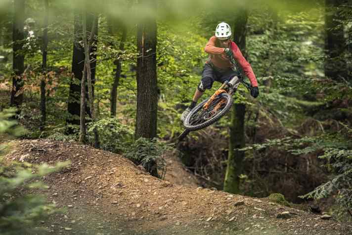   Gebaute Sprünge und Bikepark-Strecken – hier ist das Sam² voll in seinem Element. Will man das Bike ohne Absprung in die Luft bewegen, ist allerdings erhöhter Krafteinsatz nötig.