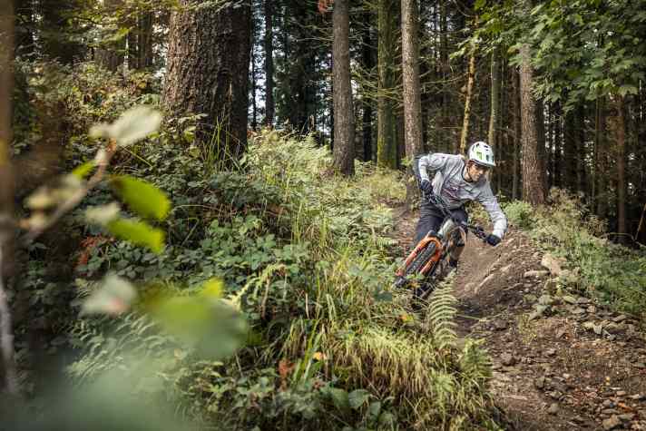   "Designed for down", lautet der Leitspruch, den die Marketingabteilung dem Sam² auf die Fahnen geschrieben hat. Stimmt! Im Downhill hat uns das Bike viel Freude bereitet. Bergauf kann es aber auch.