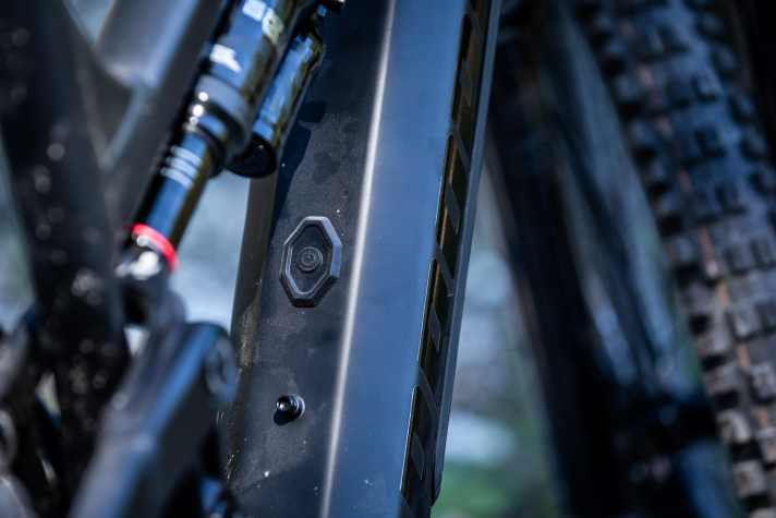   Pfiffig: Über den Gummiknopf im Unterrohr wird der An- und Ausschalter auf dem Shimano-Akku aktiviert.