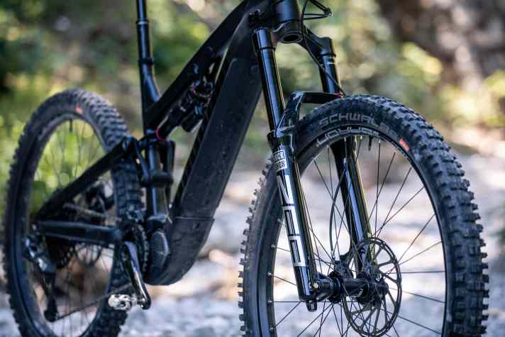   Alle Varianten des neuen Ekano kommen mit einer dicken 38er-Gabel mit 170 mm Federweg. Im Modell Performance federt die hochwertige Rockshox Lyrik Ultimate.