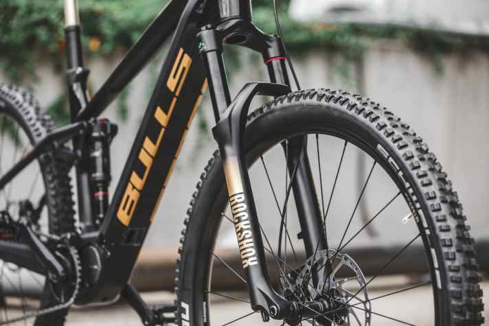   Das AMS zieht mit 140 Millimetern Federweg den Trail flach. Die ENS-Plattform stattet Bulls für den harten Enduro-Einsatz mit 160 Millimetern aus.