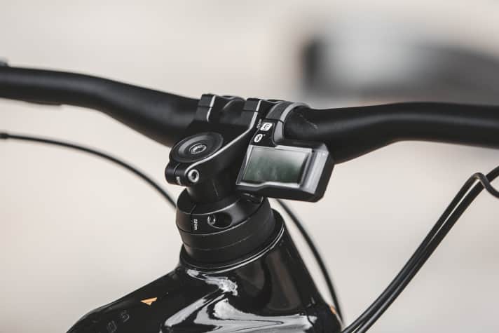   Sauber integriert! Die Elektro-Kabel verlaufen vom Shimano-Display ausgehend direkt in den Vorbau und sorgen damit für ein besonders aufgeräumte Steuerzentrale.