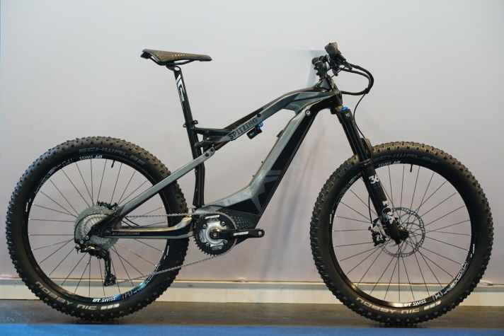   Das Spitzing von M1 Sporttechnik wurde für 2019 ganz neu aufgelegt und setzt weiter auf den extrem kräftigen TQ-Motor. Der Akku liefert satte 880 Wattstunden. Ähnliches Resultat wie bei Haibike: Trotz Vollcarbonrahmen und leichten Reifen soll das Bike bei gut 25 Kilo landen.