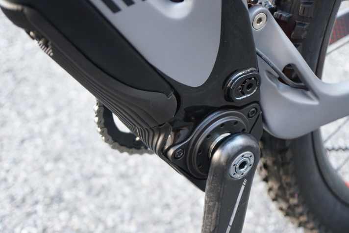   Der Fazua-Motor fällt auch optisch sehr dezent aus und erlaubt ein schlichtes, MTB-nahes Design. Dafür bleiben Motorleistung und Reichweite deutlich hinter herkömmlichen Antrieben zurück.