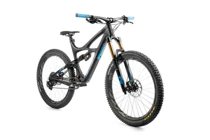   Ibis Mojo HD 3: Tri-Cycles vertreibt Ibis in Deuschland und stattet die Rahmenkits nach Wunsch aus. Wem Schwarz zu dezent ist, der kriegt das Mojo auch in Knatsch-Grün oder Hellblau.    