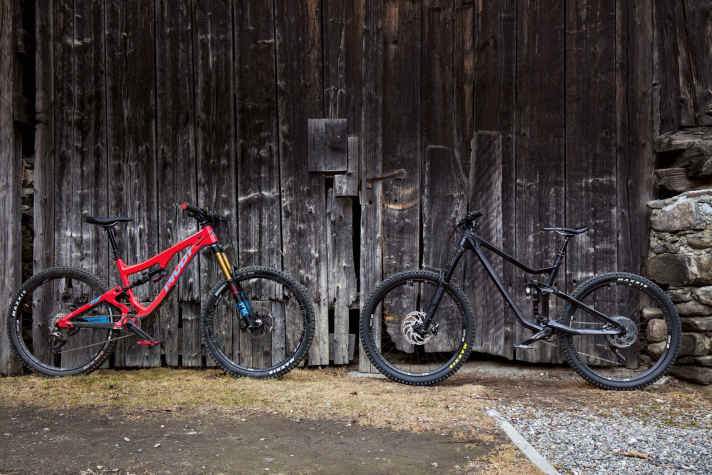   Pivot Firebird Pro XT/XTR (links) gegen Merida  One Sixty 7000 (rechts)