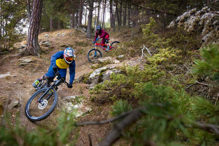   Christian Schleker (47): Moderne Enduros müssen bergab wie kleine DHler funktionieren, sonst kann man gleich Trailbikes fahren. Das Pivot taugt für Bestzeiten – selbst in üblem Gelände. Auch das Merida ist ein guter Abfahrer, aber so schnell wie das Firebird ist es nicht. Und in einem Duell überlebt nun mal nur einer - für mich ganz klar das Pivot.