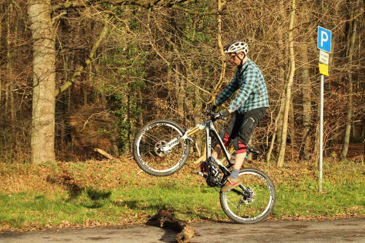   Ohne ihn geht nix: der Bunny Hop. Dieser Move macht dich erst richtig geländegängig. Wichtig: die 2-Phasen-Bewegung. Erst vorne hoch, dann hinten hoch.