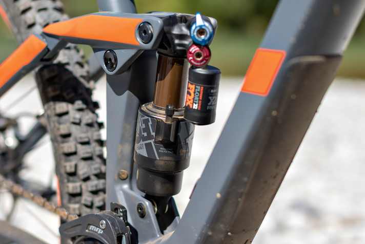   Cube – Sensibelchen: Der hervorragende Float X2 bietet alle denkbaren Einstellungsparameter und ist via Tuning-Guide sinnvoll abstimmbar. DH-Performance fürs Enduro bergab, effektive Wipp­unterdrückung bergauf.