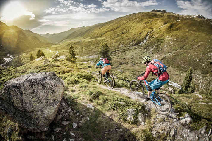   Fairtrail Campagne in Graubünden soll für mehr Toleranz zwischen Bikern und Wanderern sorgen.