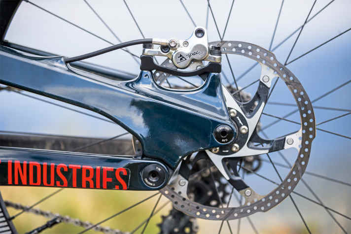   Mag sein, dass die TRP Quadiem mit Aaron Gwinn schon etliche Worldcups gewonnen hat, mit unserem Fahrkönnen war sie allerdings überfordert. Die Bremskraft des YT Tues haut uns nicht vom Hocker, und nach einer Woche in Morzine war die hintere Bremsscheibe ausgeglüht. Aus der Entlüftungsschraube am Bremssattel ist zudem Öl ausgetreten. 